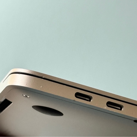 Apple MacBook Pro 13 Inch 256GB (2016) with Touchbar and Touch ID | Like New - Picture 4 of 13